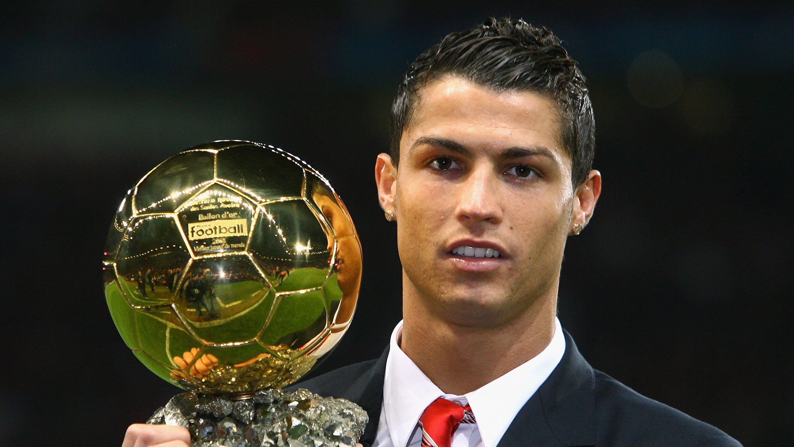 “英超战火持续升级，争冠形势扑朔迷离”，英超的比赛